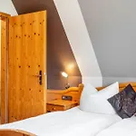 ゲストハウス Wein- Und Gaestehaus Lutz 3*