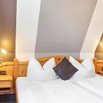 ゲストハウス Wein- Und Gaestehaus Lutz 3*
