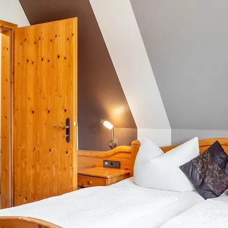 Gasthuis Wein- Und Gaestehaus Lutz 3*