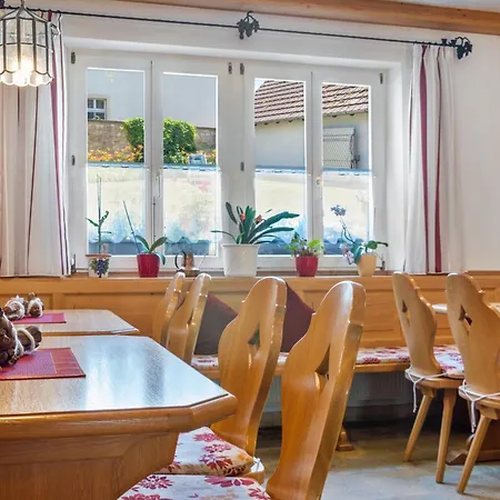 ゲストハウス Wein- Und Gaestehaus Lutz