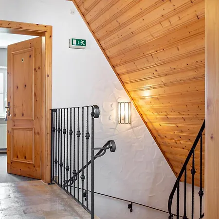 Gasthuis Wein- Und Gaestehaus Lutz 3*